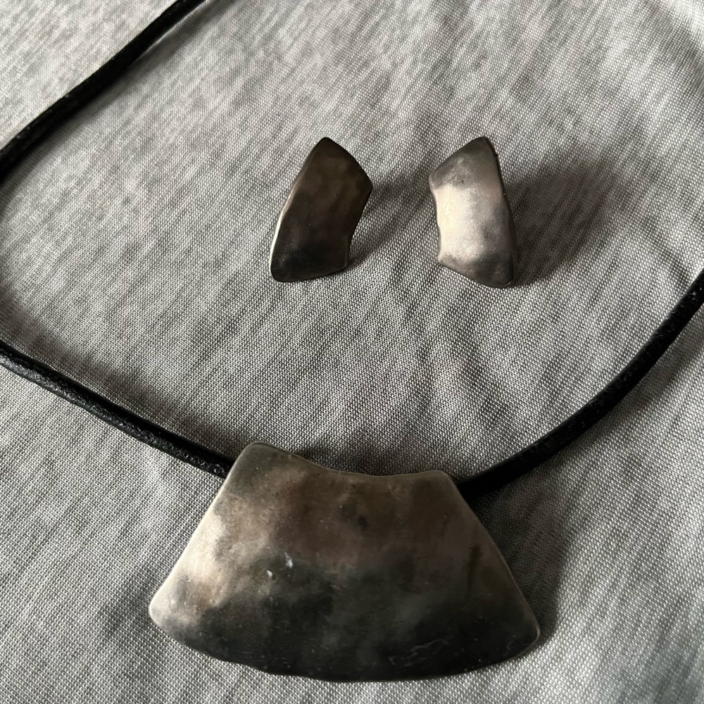 Necklace-chocker with matching earrings